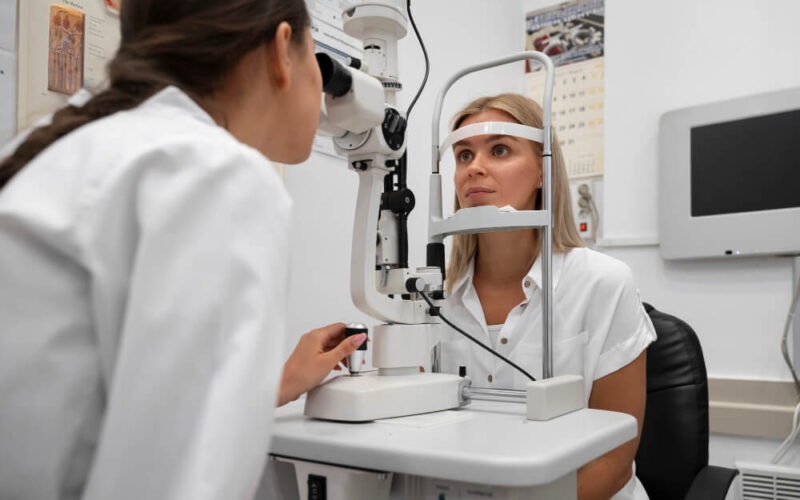 Jakie symptomy daje zaćma i jak jest ona leczona