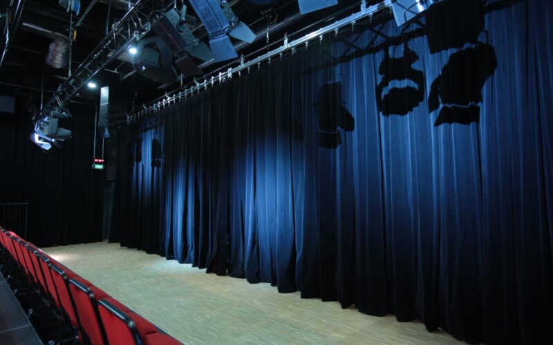 Z czego są złożone profesjonalne systemy kurtyn w teatrach
